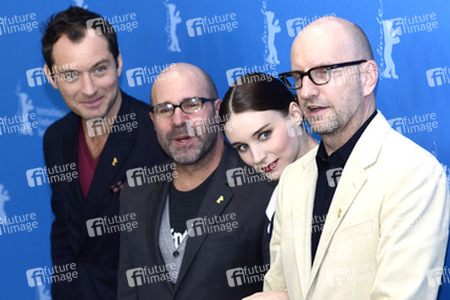 Jude Law, Scott Z. Burns, Rooney Mara, Steven Soderbergh