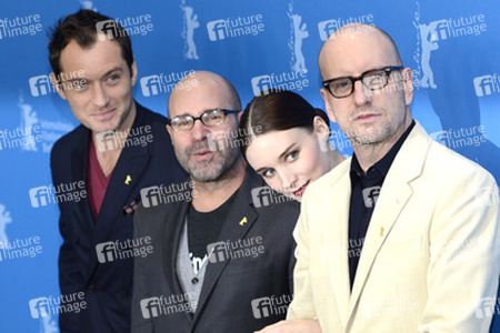 Jude Law, Scott Z. Burns, Rooney Mara, Steven Soderbergh