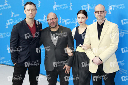 Jude Law, Scott Z. Burns, Rooney Mara, Steven Soderbergh