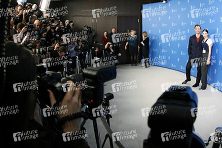 Jude Law, Rooney Mara mit Fotografen