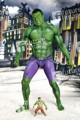 GEEK ART: Hulk vs Iron Quinn Bodypainting