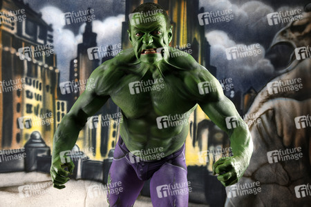 GEEK ART: Hulk vs Iron Quinn Bodypainting