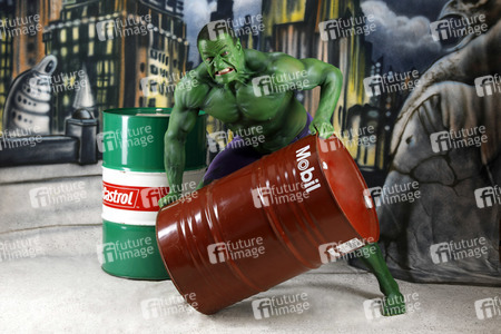 GEEK ART: Hulk vs Iron Quinn Bodypainting