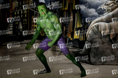 GEEK ART: Hulk vs Iron Quinn Bodypainting