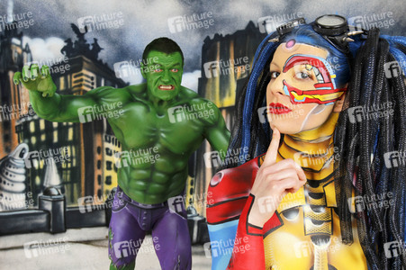 GEEK ART: Hulk vs Iron Quinn Bodypainting