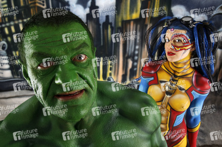 GEEK ART: Hulk vs Iron Quinn Bodypainting