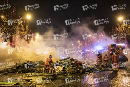 Ausschreitungen nach Demonstration der Warnwesten in Paris