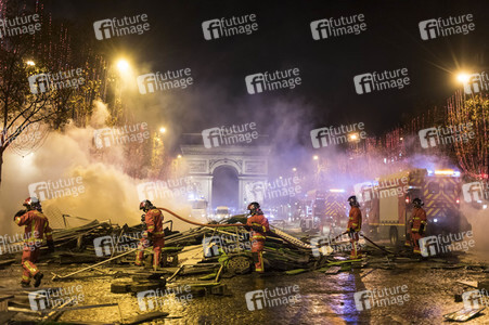 Ausschreitungen nach Demonstration der Warnwesten in Paris