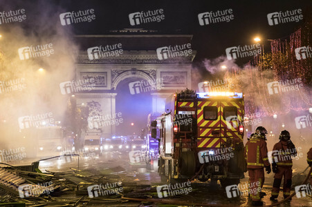 Ausschreitungen nach Demonstration der Warnwesten in Paris