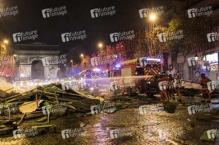 Ausschreitungen nach Demonstration der Warnwesten in Paris