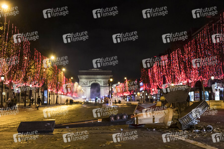 Ausschreitungen nach Demonstration der Warnwesten in Paris