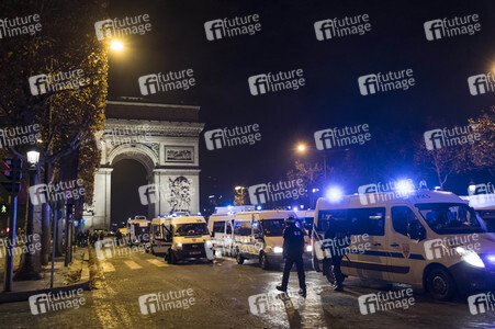 Ausschreitungen nach Demonstration der Warnwesten in Paris