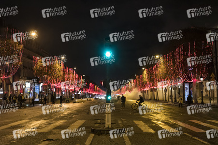 Ausschreitungen nach Demonstration der Warnwesten in Paris