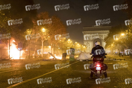 Ausschreitungen nach Demonstration der Warnwesten in Paris