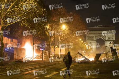 Ausschreitungen nach Demonstration der Warnwesten in Paris