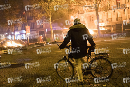 Ausschreitungen nach Demonstration der Warnwesten in Paris