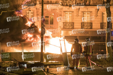 Ausschreitungen nach Demonstration der Warnwesten in Paris