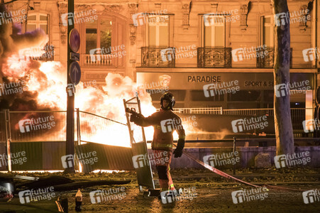 Ausschreitungen nach Demonstration der Warnwesten in Paris