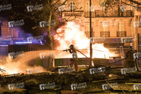 Ausschreitungen nach Demonstration der Warnwesten in Paris