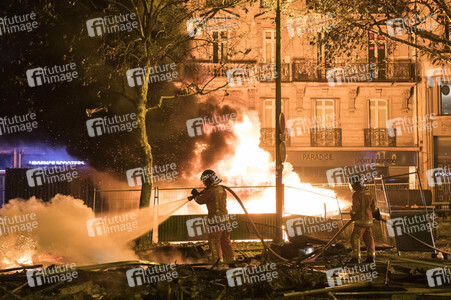 Ausschreitungen nach Demonstration der Warnwesten in Paris