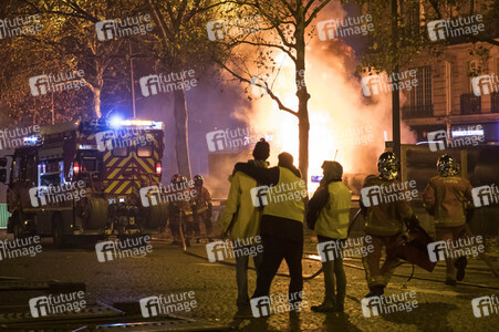 Ausschreitungen nach Demonstration der Warnwesten in Paris