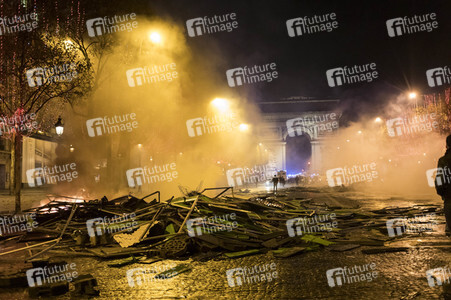 Ausschreitungen nach Demonstration der Warnwesten in Paris