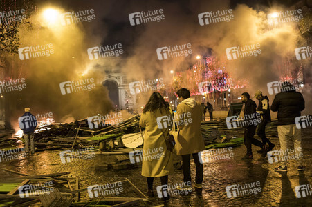 Ausschreitungen nach Demonstration der Warnwesten in Paris