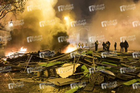 Ausschreitungen nach Demonstration der Warnwesten in Paris