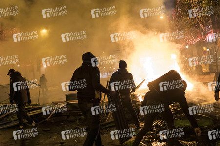 Ausschreitungen nach Demonstration der Warnwesten in Paris