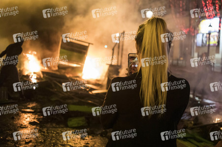 Ausschreitungen nach Demonstration der Warnwesten in Paris