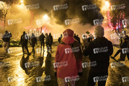 Ausschreitungen nach Demonstration der Warnwesten in Paris