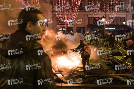 Ausschreitungen nach Demonstration der Warnwesten in Paris