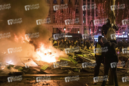 Ausschreitungen nach Demonstration der Warnwesten in Paris