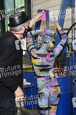 BodyArt Kunstperformance von Jörg Düsterwald mit Aktmodell in Hannover