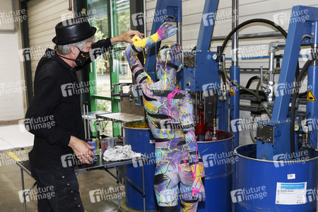 BodyArt Kunstperformance von Jörg Düsterwald mit Aktmodell in Hannover