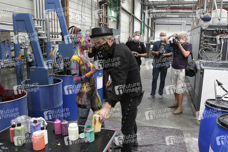 BodyArt Kunstperformance von Jörg Düsterwald mit Aktmodell in Hannover