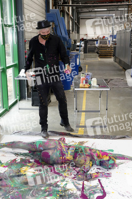 BodyArt Kunstperformance von Jörg Düsterwald mit Aktmodell in Hannover