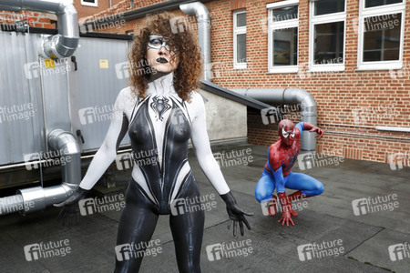 GEEK ART: Spider-Man und Spider-Gwen Bodypainting