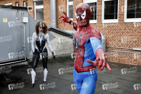 GEEK ART: Spider-Man und Spider-Gwen Bodypainting