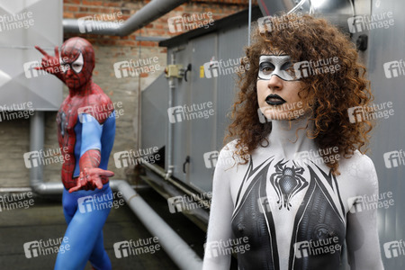 GEEK ART: Spider-Man und Spider-Gwen Bodypainting