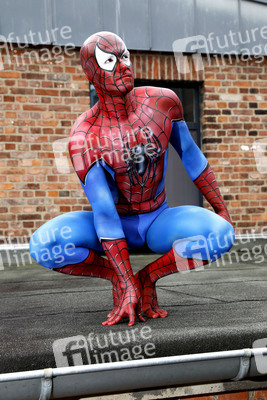 GEEK ART: Spider-Man und Spider-Gwen Bodypainting