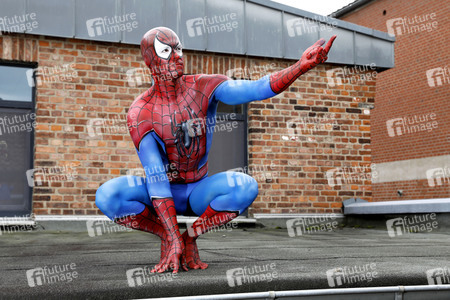 GEEK ART: Spider-Man und Spider-Gwen Bodypainting