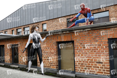 GEEK ART: Spider-Man und Spider-Gwen Bodypainting