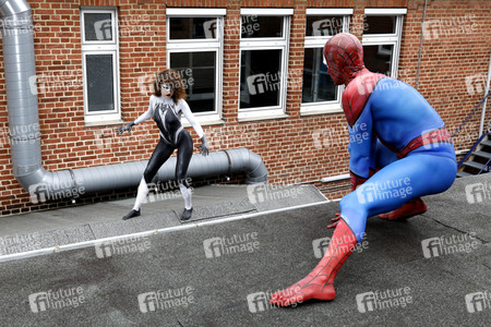 GEEK ART: Spider-Man und Spider-Gwen Bodypainting