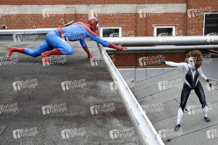 GEEK ART: Spider-Man und Spider-Gwen Bodypainting