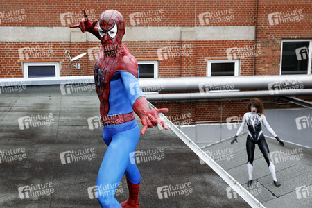 GEEK ART: Spider-Man und Spider-Gwen Bodypainting