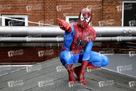 GEEK ART: Spider-Man und Spider-Gwen Bodypainting