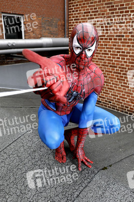 GEEK ART: Spider-Man und Spider-Gwen Bodypainting