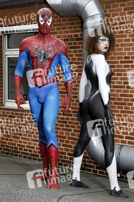 GEEK ART: Spider-Man und Spider-Gwen Bodypainting