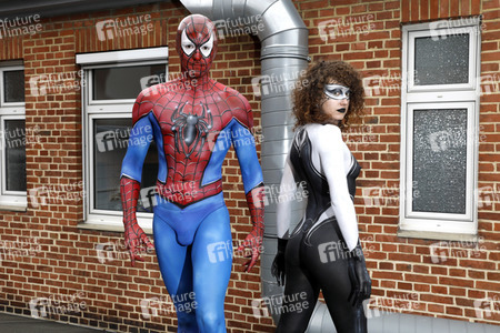 GEEK ART: Spider-Man und Spider-Gwen Bodypainting